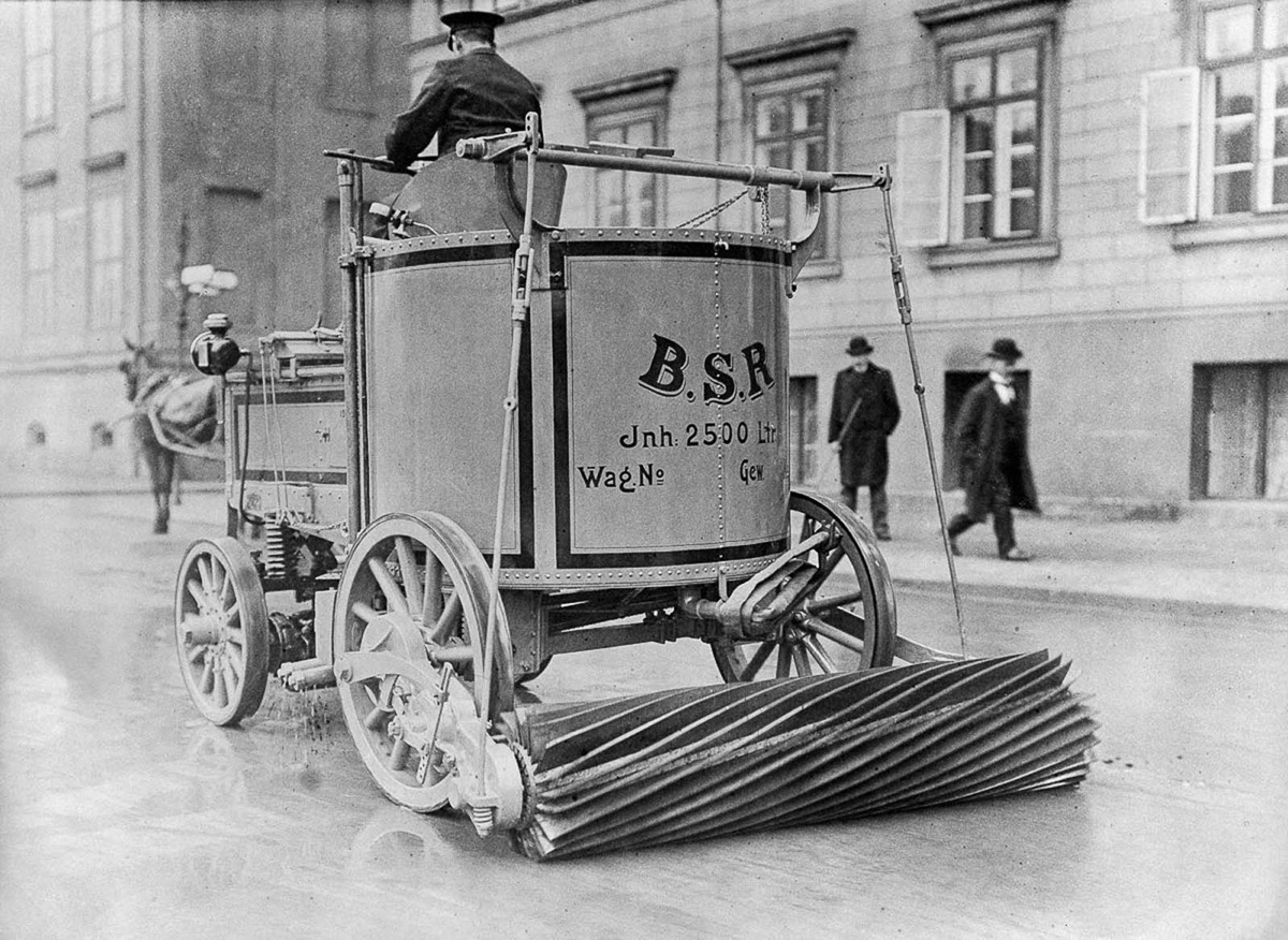 An electric street sweeper, Berlin, 1907